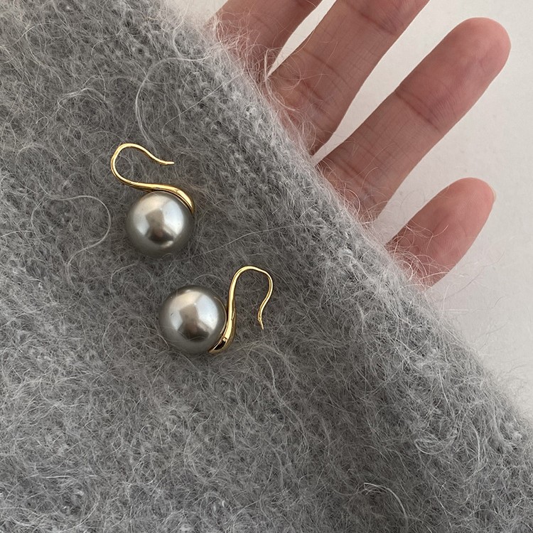 Elegant earrings from pearl