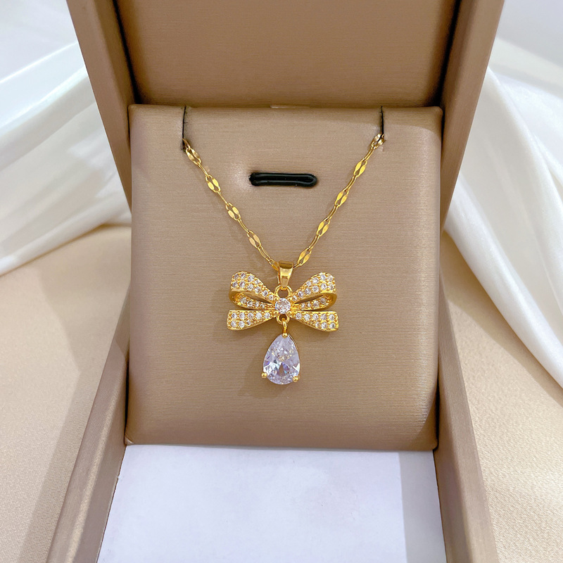 Set collana e orecchini a goccia con farfalla gioielli lusso_voghion.com