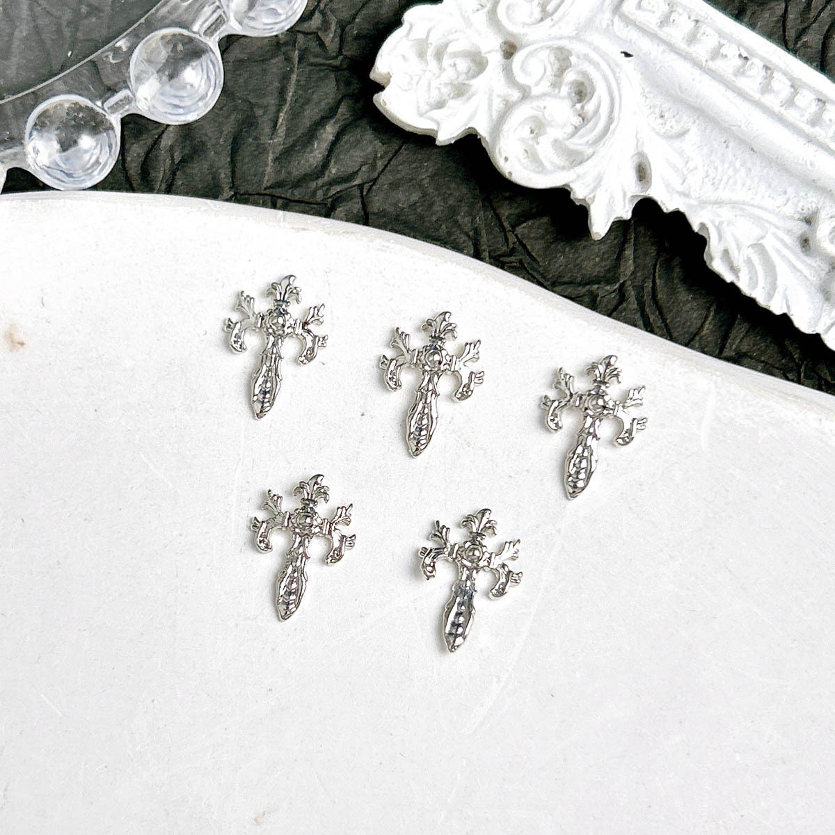 Ventas transfronterizas de joyas de manicuría cruces oro y plata super brillante diamante completo retro punk cruces joyas accesorios diy