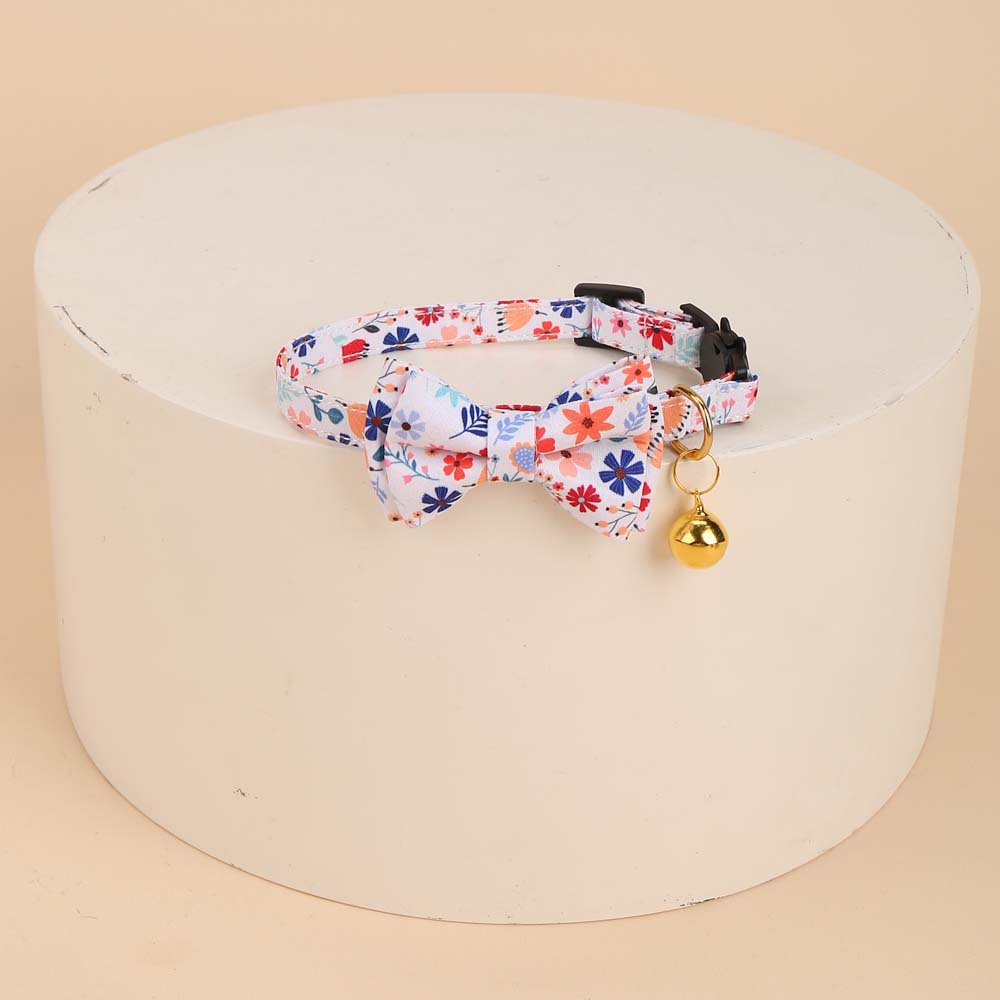 Fabricante de liquidación de bajo precio spot transfronterizo mascota collar gatos campanas doradas collar de corbata gatos