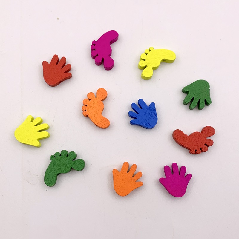Colores de pies, palmas, botones de madera mezclados, palmas de 5mm de grosor, forma de pies, botones para niños, 50 piezas por paquete