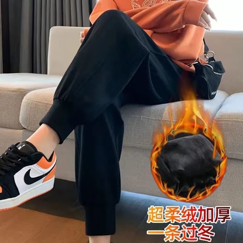 灰色のスポーツズボンの女性は秋冬に小さい背とベルベットを着て、カジュアルなガードルを厚くして、やせてゆるい足のハーレムパンツを着ています|undefined