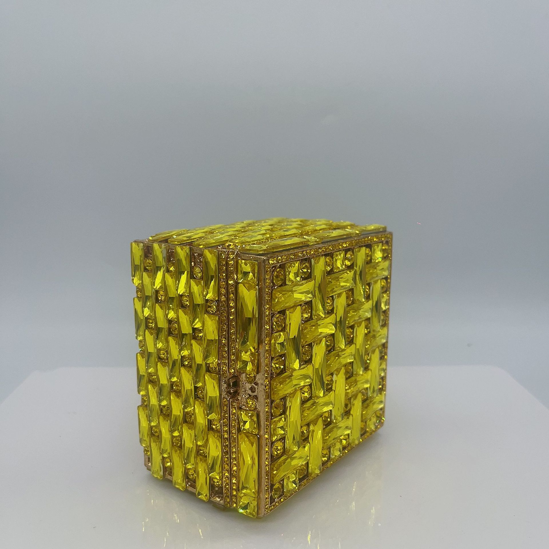Nuevos diamantes transfronterizos caja de joyería de banquete bolsas tridimensionales de banquete europeas y americanas bolsas de mano de diamantes completas embrague nuevo púrpura