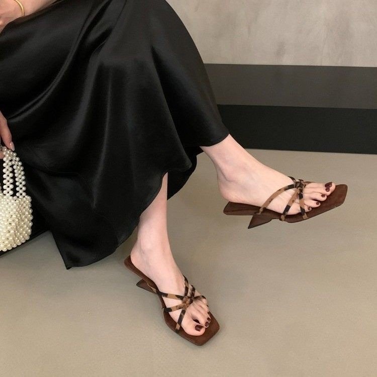 Sandalias de mujer de verano, zapatillas de mujer con cabeza cuadrada, correa de metal, tacones de gato, zapatillas retro, nuevos zapatos de mujer de moda image 3