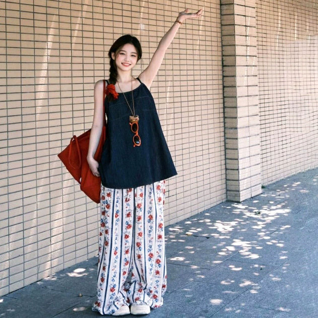 Летний корейский стиль: безрукавный джинсовый топ и свободные брюки с цветочным принтом, женский костюм из двух предметов для отдыха