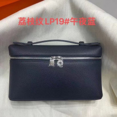 新品のlp 19弁当箱にgigと同じタイプの化粧バッグを掛けて、片肩に斜めに肩を掛けます。