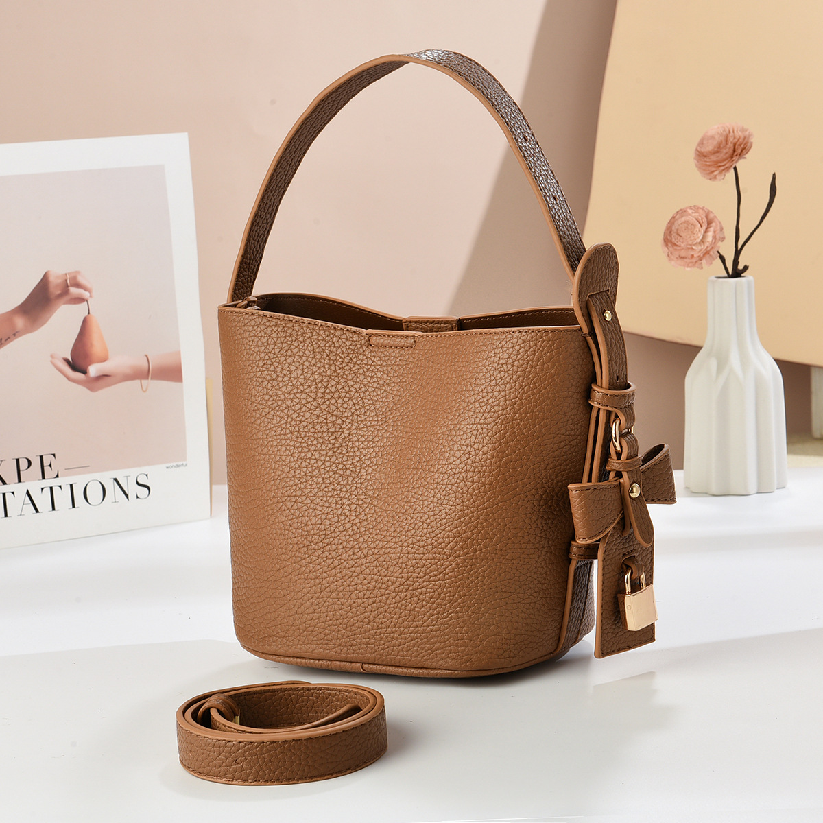 Bolsas de balde de moda 2025 verano nuevo temperamento mochila de hombro de viaje de compras bolsas de mano versátiles