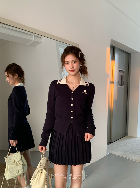 【クリアランス返品交換不可】春の小さなVラペル刺繍レターセーター+細プリーツスカート女性用ファッションスーツ|undefined
