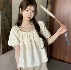 甘美な年齢を減らした方襟の泡の半袖はシャツの女性の春夏のフランスのデザイン感の子供のシャツの蝶結びの上着を持ちます。