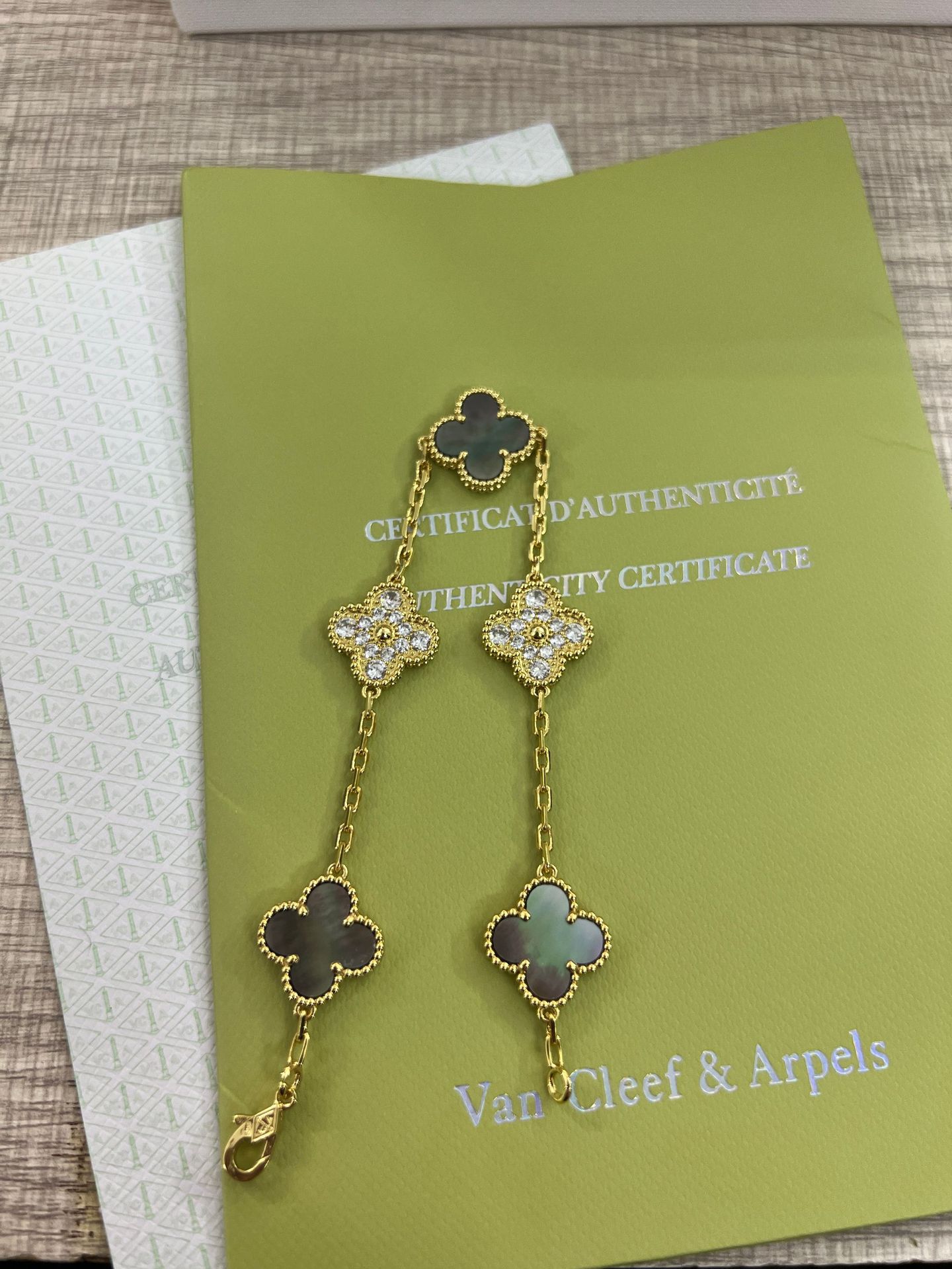 黄金色灰贝母间钻
