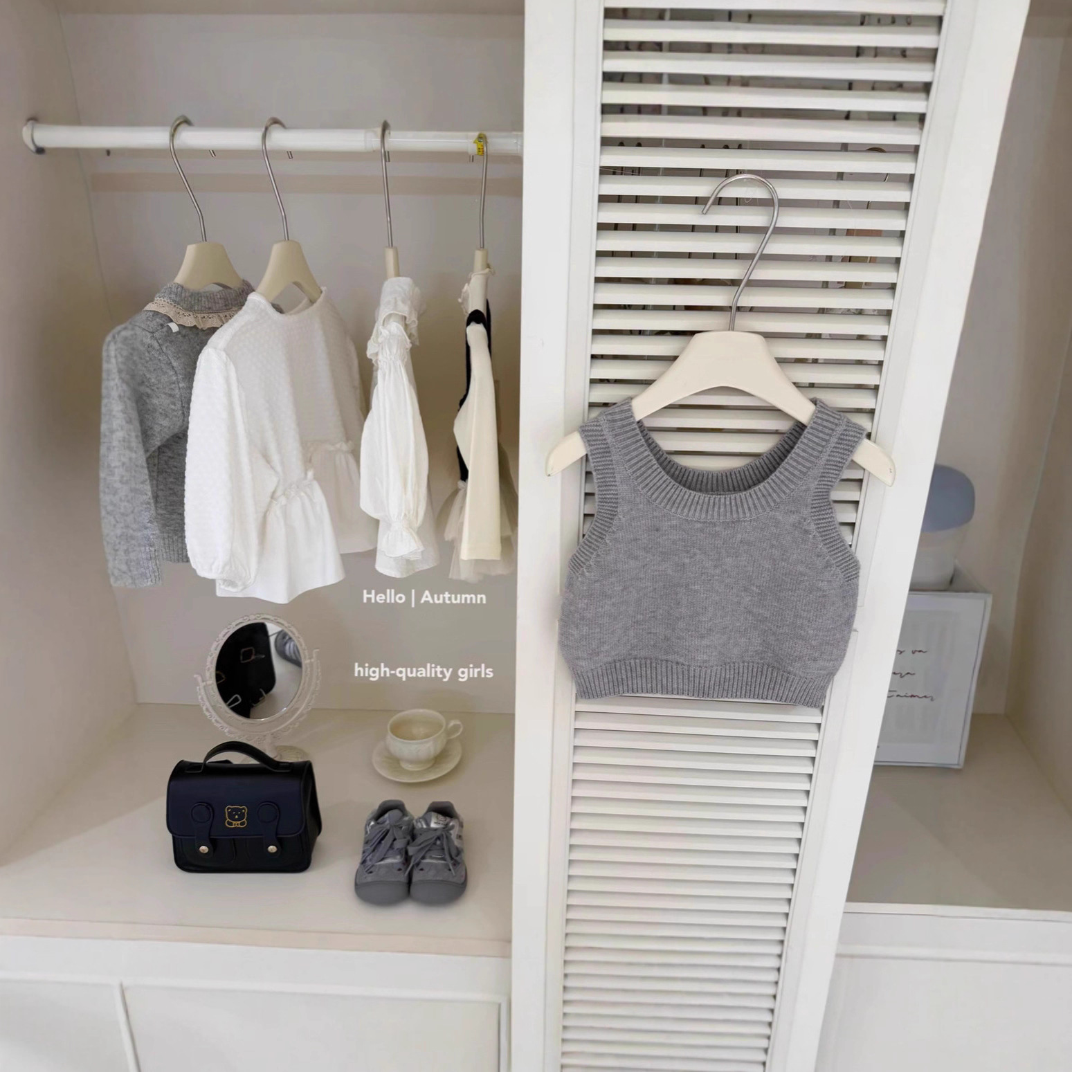 Mädchen-Anzug im College-Stil, Frühling 2026, modisches Kinder-Outfit im internationalen Stil, Baby-Mädchen-Hemd, Strickweste, Faltenrock_voghion.com