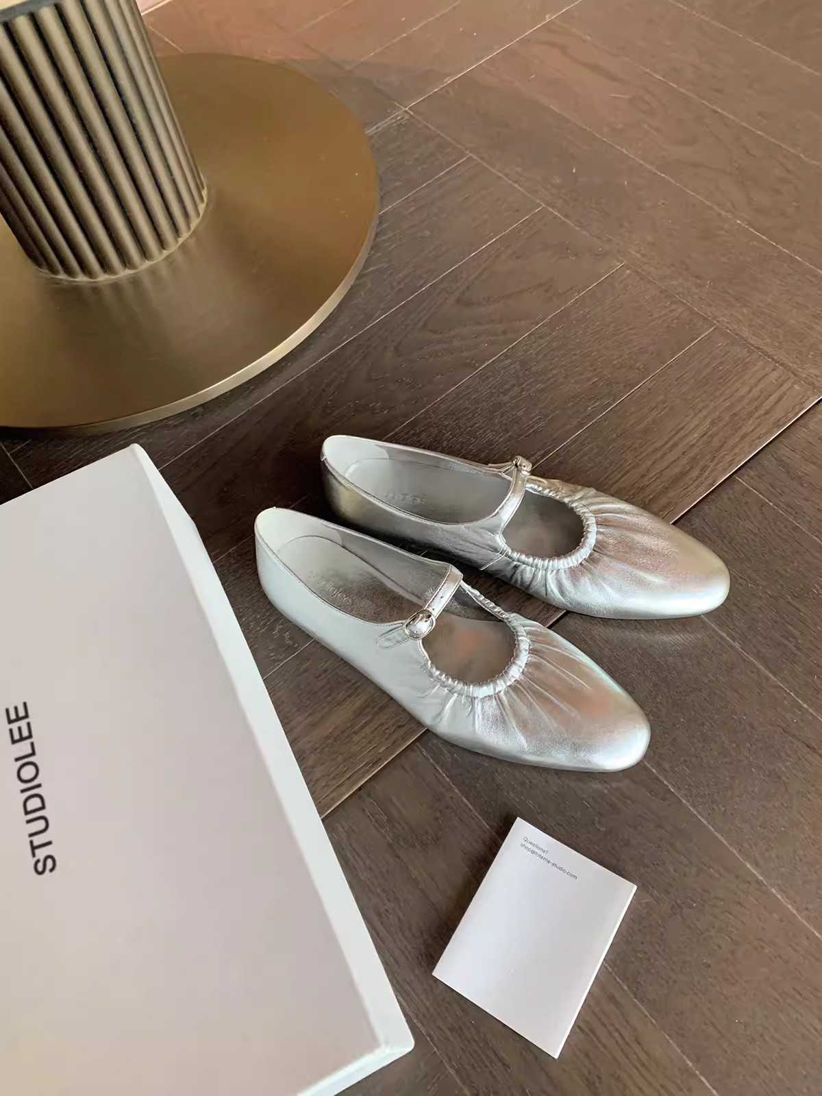 Edición de cuero de vaca ~ Fairy Silver cuero plano zapatos de mujer pliegue una hebilla de zapatos de cuero Mary Jane