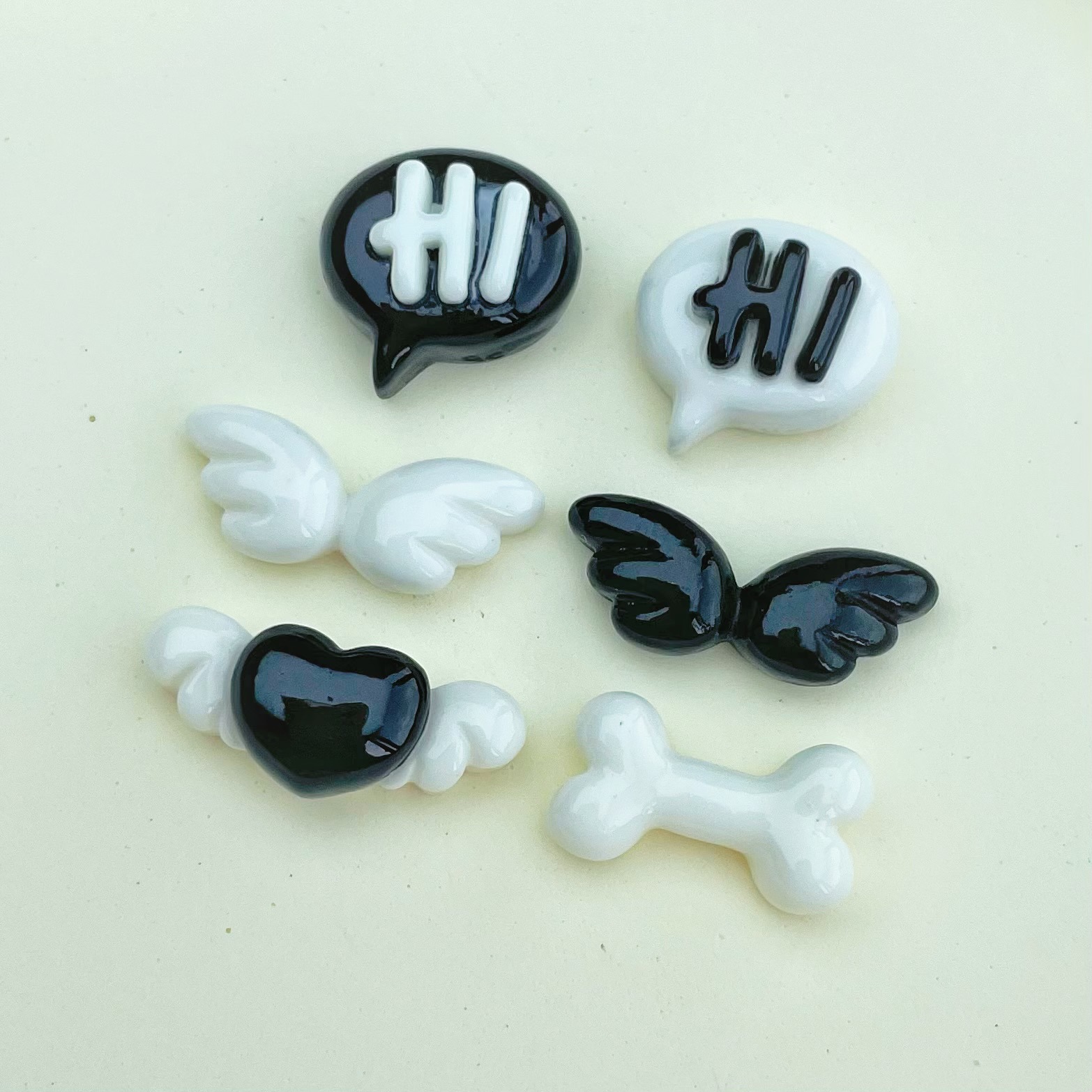 Alas negras hueso blanco brillante mini tamaño pequeño resina accesorios crema teléfono Shell clip de pelo negro y blanco pendientes