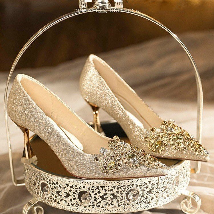 Light gold, new champagne gold, triangular crystal-embellished pointed-toe bridesmaid shoes, French-style stiletto heels, women's high heels Light gold, new champagne gold, triangular crystal-embellished pointed-toe bridesmaid shoes, French-style stiletto heels, women's high heels