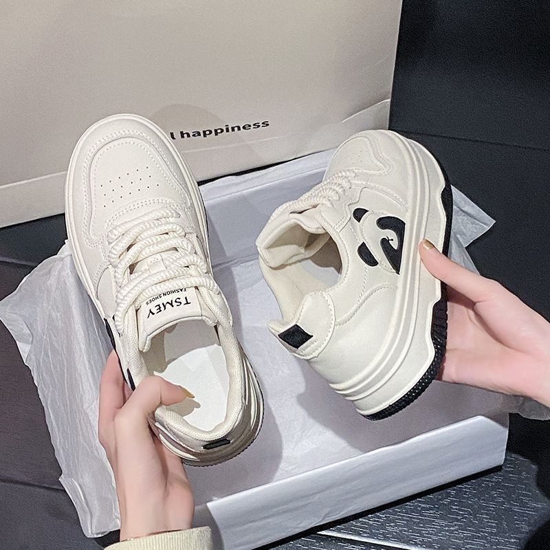 Zapatos blancos de suela gruesa para mujeres 2024 negro y blanco nuevos pandas de color combinado deportivo de altura de skate casuales