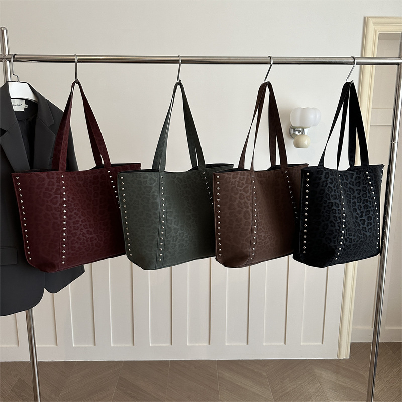 2026 Fashionable and Textured Large-Capacity New Style Personalized Rivet Retro Commuter Shoulder Tote Handbag Underarm Shoulder Bag