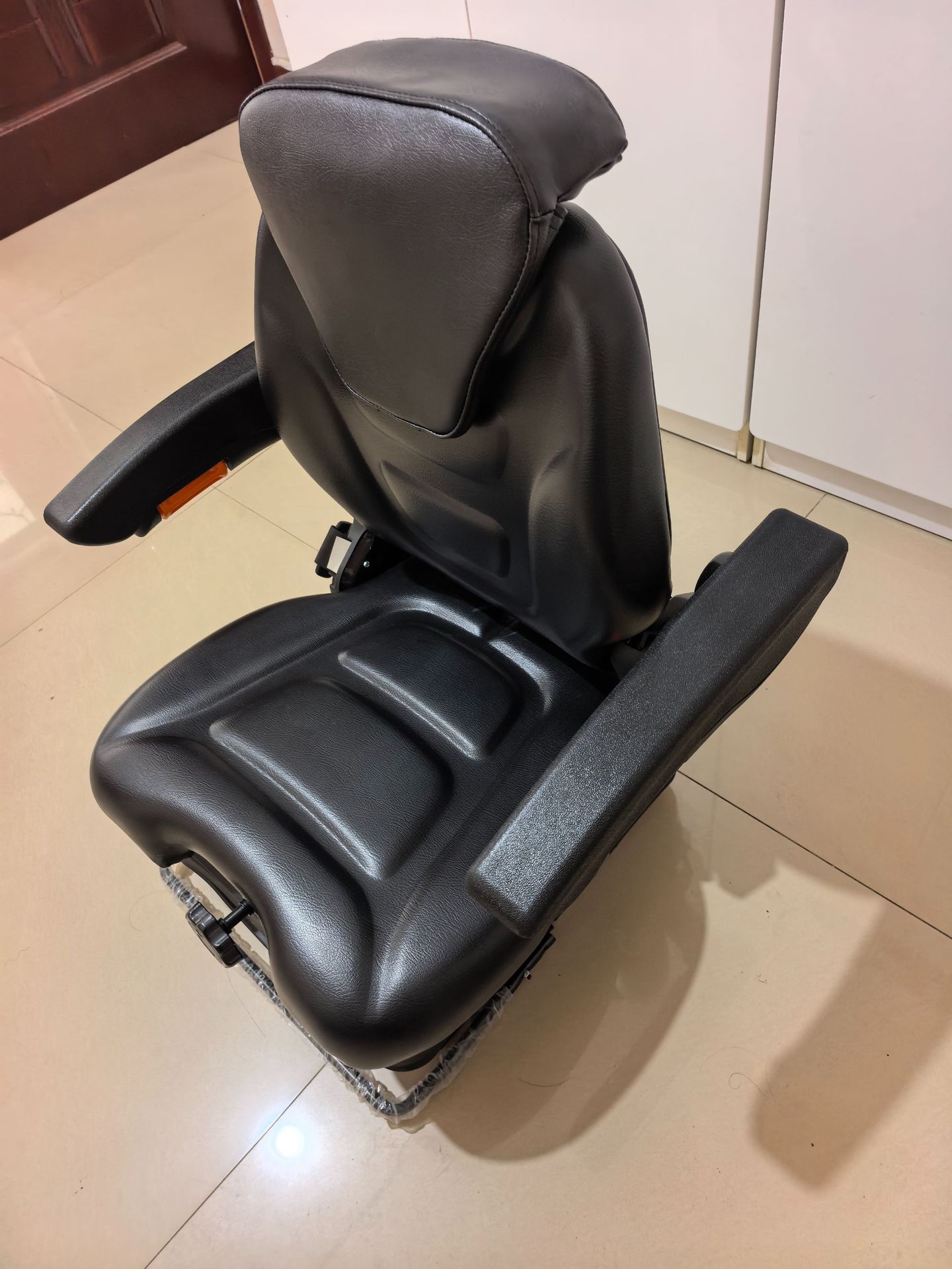 Universal modified seats for Heli forklifts, Hangcha sweepers, loaders, LiuGong, LonGong, Hyundai tricycles