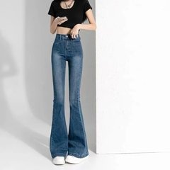 ミニラッパのジーパンの女性と春のデザイン感があります。