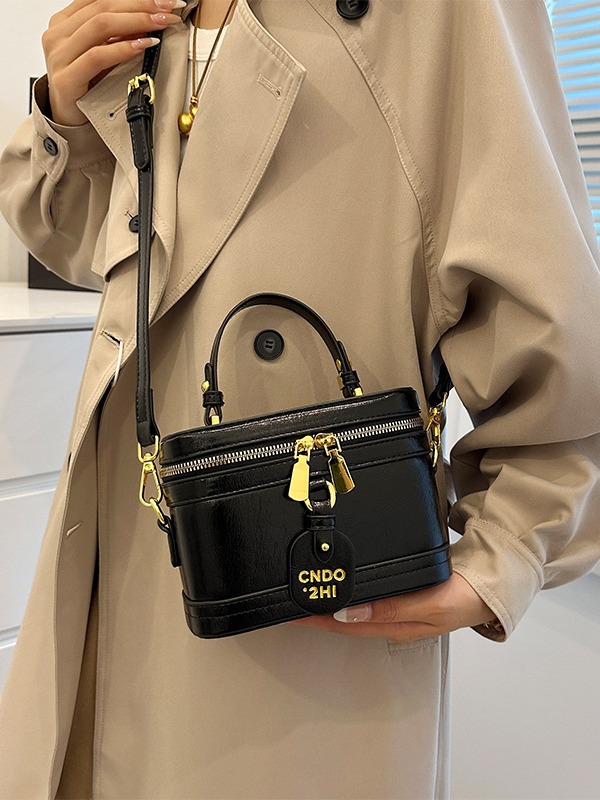 Caja de mano de alta sensación, bolso pequeño cuadrado para mujeres 2025, nueva moda coreana, moda popular, bolso de hombro de viaje