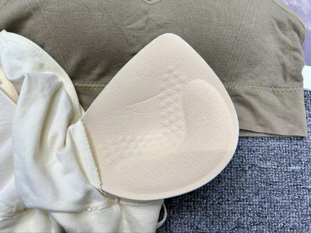 2024 verano nuevo tipo con cojín de pecho taza de látex integral de espalda belleza sujetador ropa interior de mujer en el cuerpo delgado fuera del deporte
