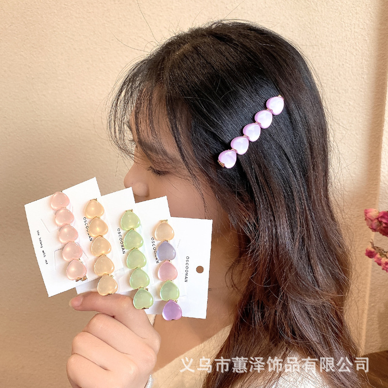 愛の猫の目の石のヘアピンの気質の少女の辺は後頭部のクリップを挟んで髪を砕きます。|undefined