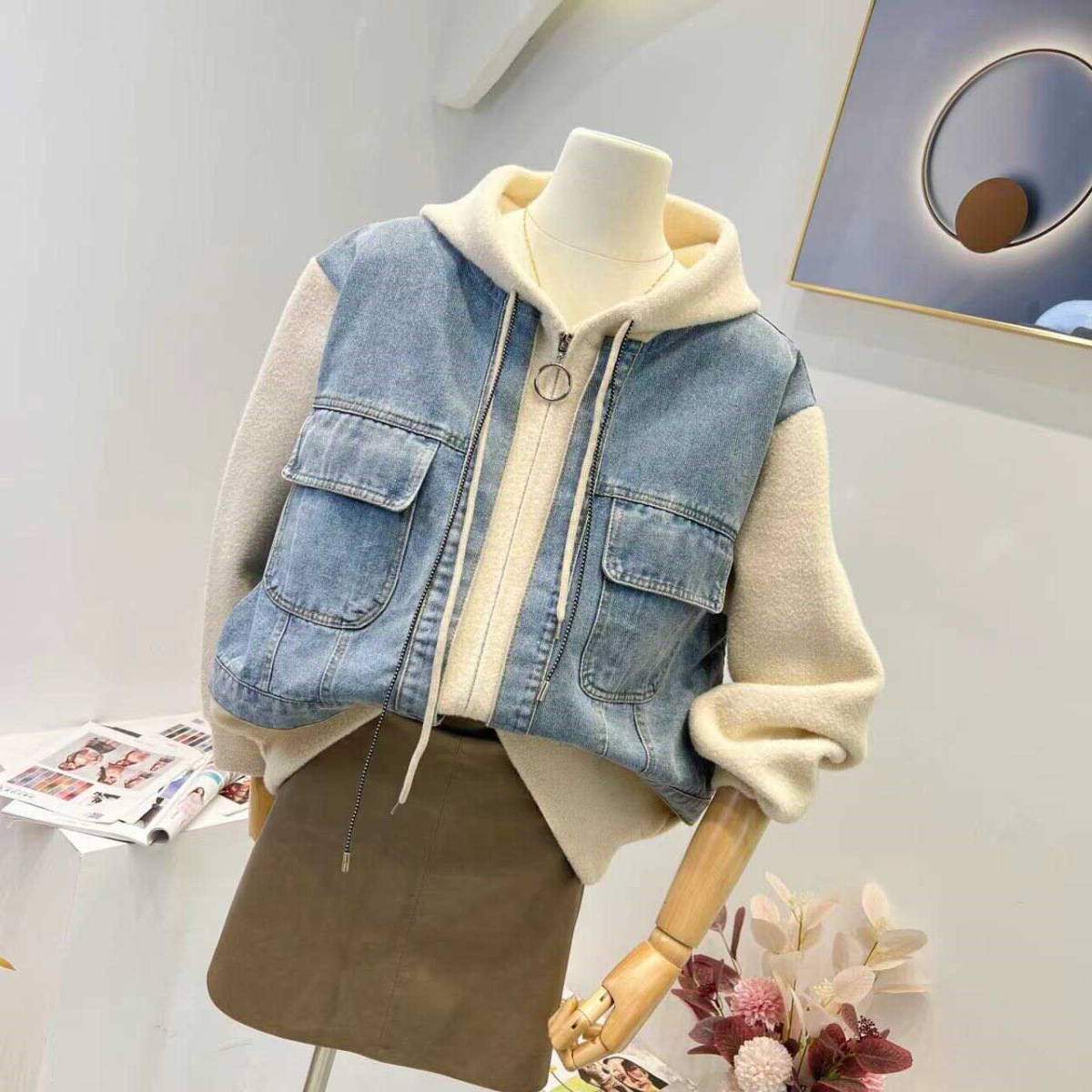 Veste en jean patchwork d'inspiration vintage avec capuche – Coupe baseball oversize (taille unique, beige/noir délavé)_voghion.com