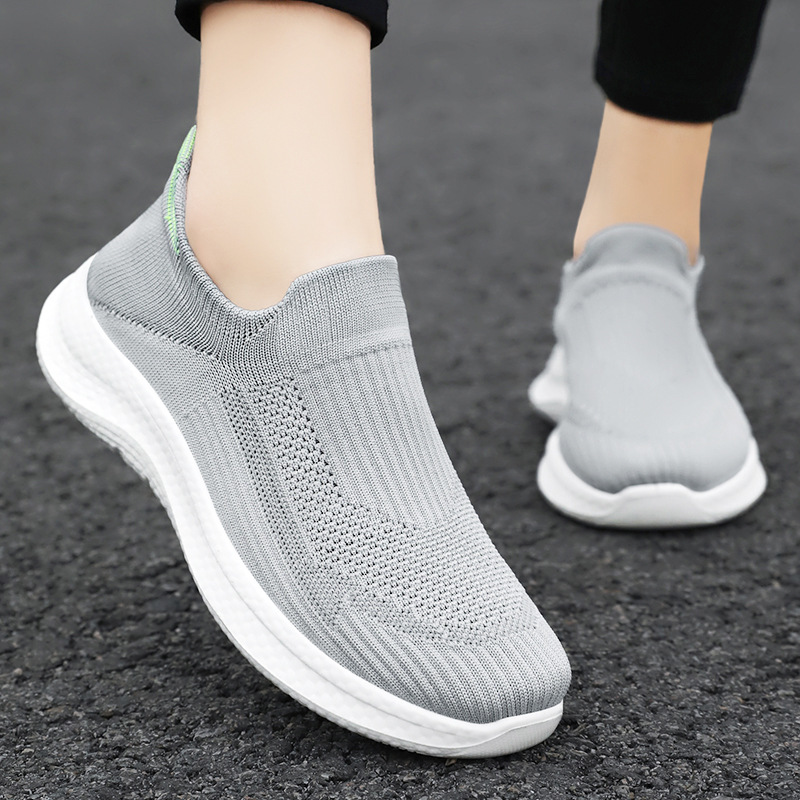 Zapatos de mujer de verano nuevo estilo versátil suela suave cómodos zapatos de madres de mediana edad superficies de malla transpirables no cansados pies casuales zapatos individuales