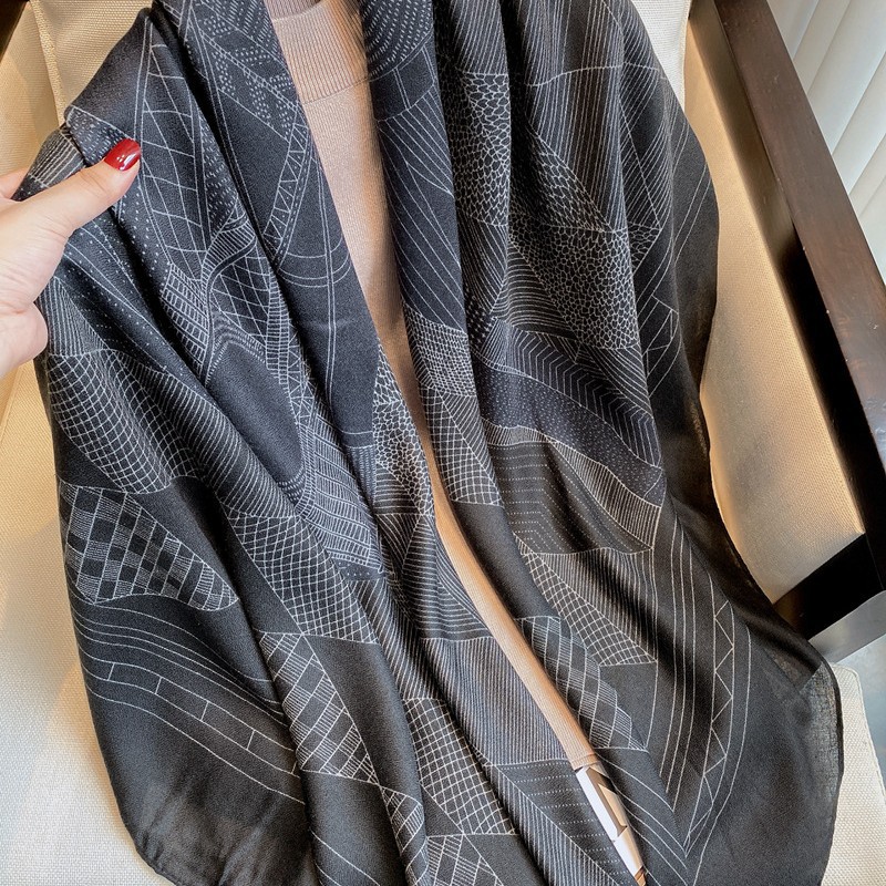 Comercio exterior Exportación simple todo-fósforo algodón y lino sensación impresión gran bufanda cuadrada 135*135cm playa protector solar chal bufanda de seda