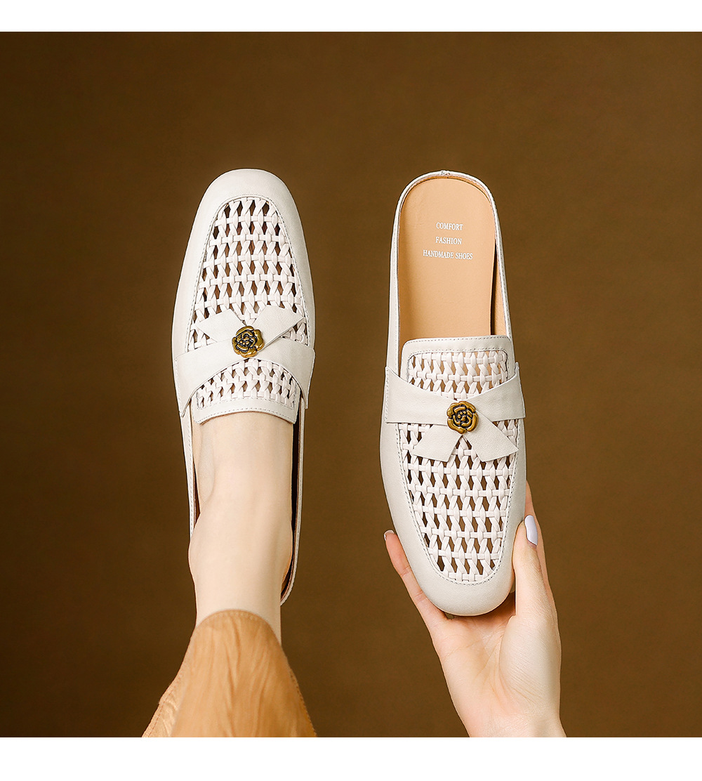 Dép sandal nữ bít mũi đế bằng họa tiết hoa sơn trà phong cách Anh — đen chi tiết 2