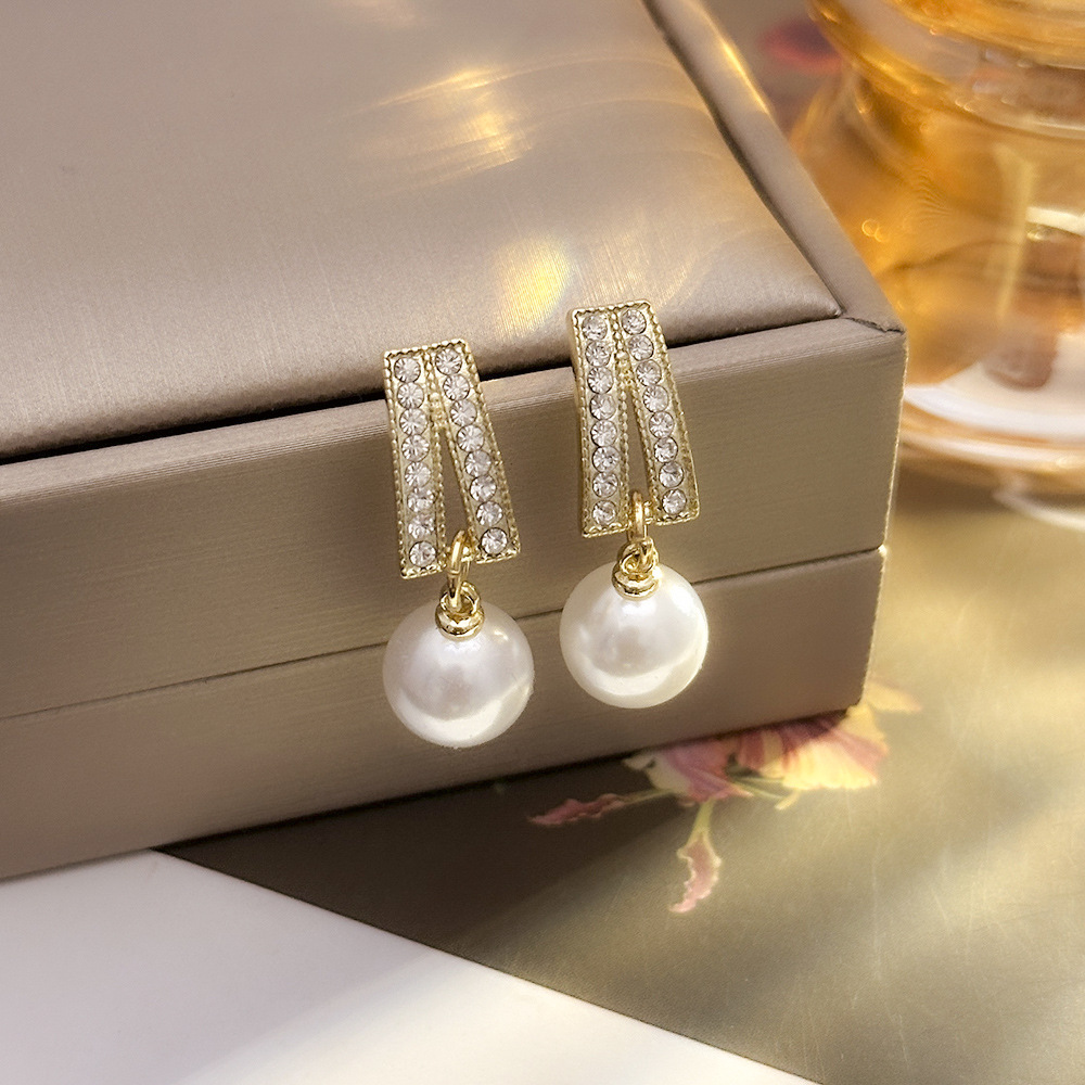 Pinzas para las orejas de perlas de diamantes de estilo coreano, sin orejas perforadas, sin dolor, pendientes de nicho de alta gama, lujo ligero, joyería para las orejas de moda simple, mujer