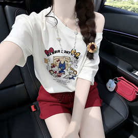 kt猫斜肩短袖白色t恤女夏季2026新款宽松弛感慵懒风辣妹露肩上衣
