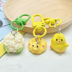 かわいいアニメの猫の爪のカメの小さい黄色の鶏の樹脂のペンダントのキーホルダーのシミュレーションの野菜の西の青い花のペンダントの装飾品