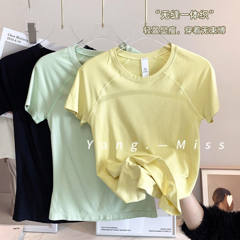 The Yoga Short-Sleeved T-Shirt Is Very Light When Worn, a Non-Restrictive Quick-Drying Sports Top with High Elasticity and Breathability for Women The Yoga Short-Sleeved T-Shirt Is Very Light When Worn, a Non-Restrictive Quick-Drying Sports Top with High Elasticity and Breathability for Women