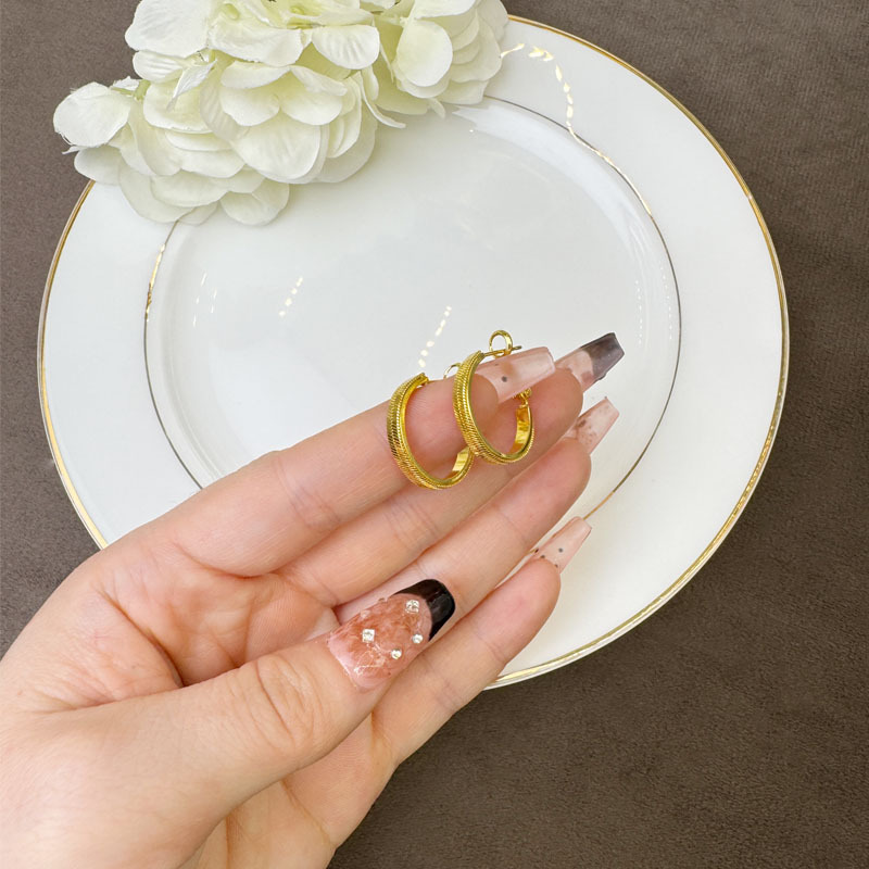 Pendientes de oro de arena vietnamita de nuevo estilo de lujo ligero patrón geométrico esmerilado anillo de oreja femenina nicho simple durante mucho tiempo sin decoloración