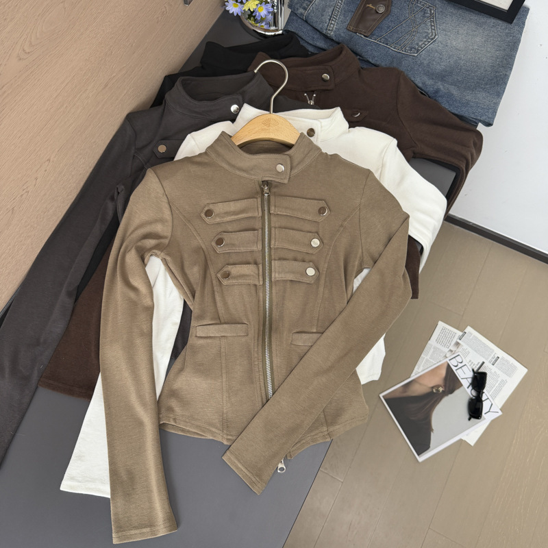 Real shot: Retro workwear-style short jacket for women, featuring a stand-up collar, zipper, metal button embellishments, a slim fit, and long sleeves made of cotton Real shot: Retro workwear-style short jacket for women, featuring a stand-up collar, zipper, metal button embellishments, a slim fit, and long sleeves made of cotton