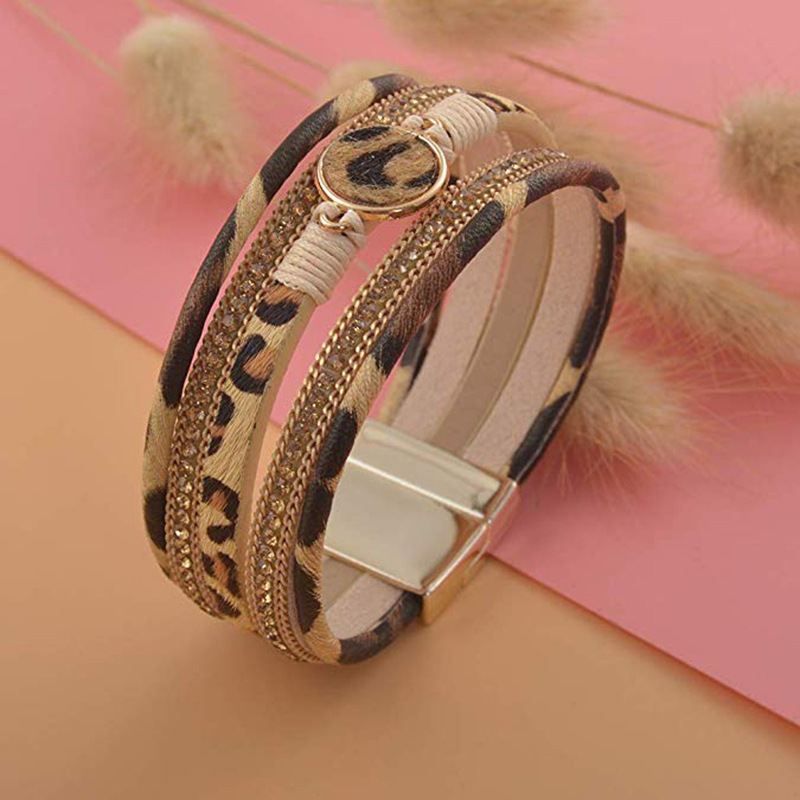 Pulsera con estampado de leopardo y cierre magnético de moda_voghion.com