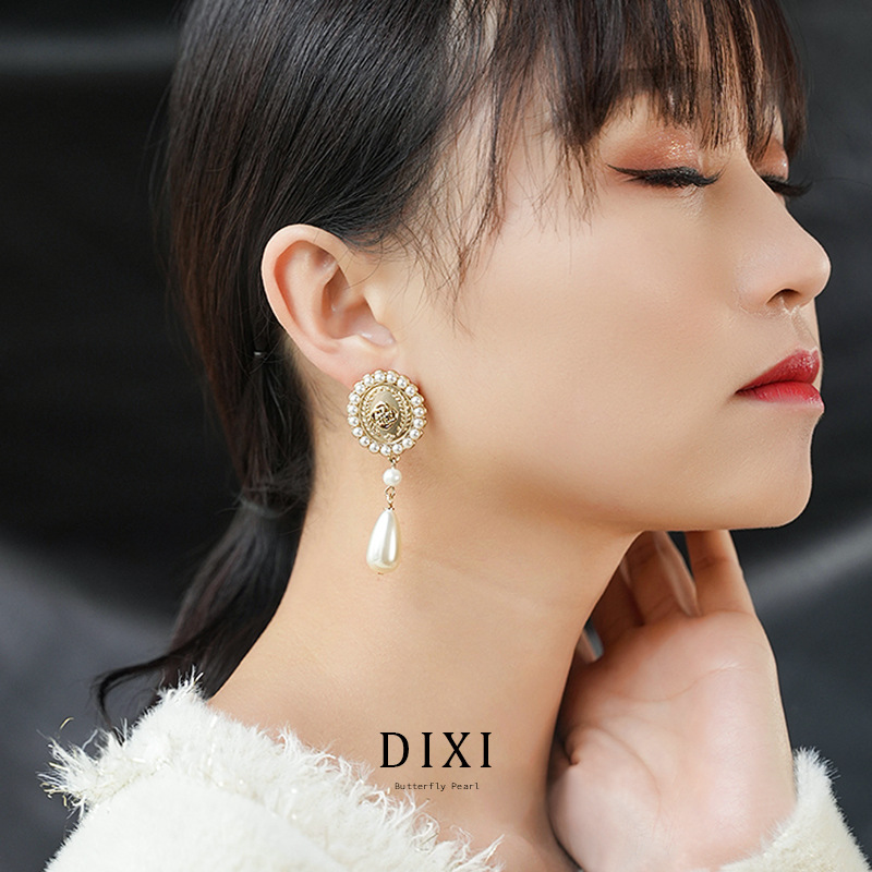 Genuine fashionable classic earrings drop-shaped from pearl
