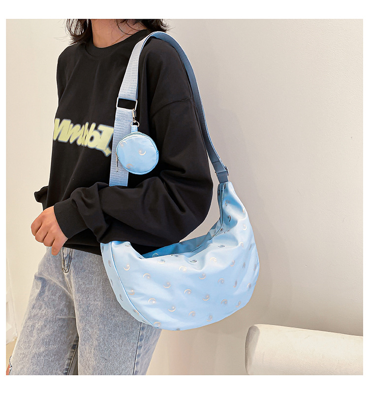 Femmes Moyen Toutes Les Saisons Nylon Couleur Unie Mode Forme De Boulette Fermeture Éclair Sac Sous Les Bras display picture 3