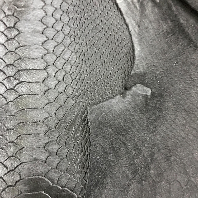 厂家供应 黑色胎牛压蛇纹皮毛一体马毛皮革 牛皮革头层牛皮 批发