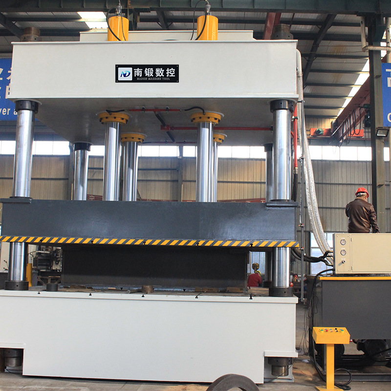 滕州630吨液压机三梁四柱大台面油压机按需定制压力机南锻数控