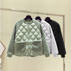 薄手の綿服の女性の新型の大きいサイズの短いタイプの冬のジャケットの綿服のネットの赤い色はウールの子羊をまねて小さい綿入れの上着をつなぎ合わせます。