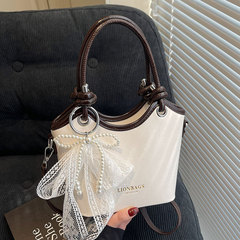 今年はレトロファッションの高級な質感が流行しています。