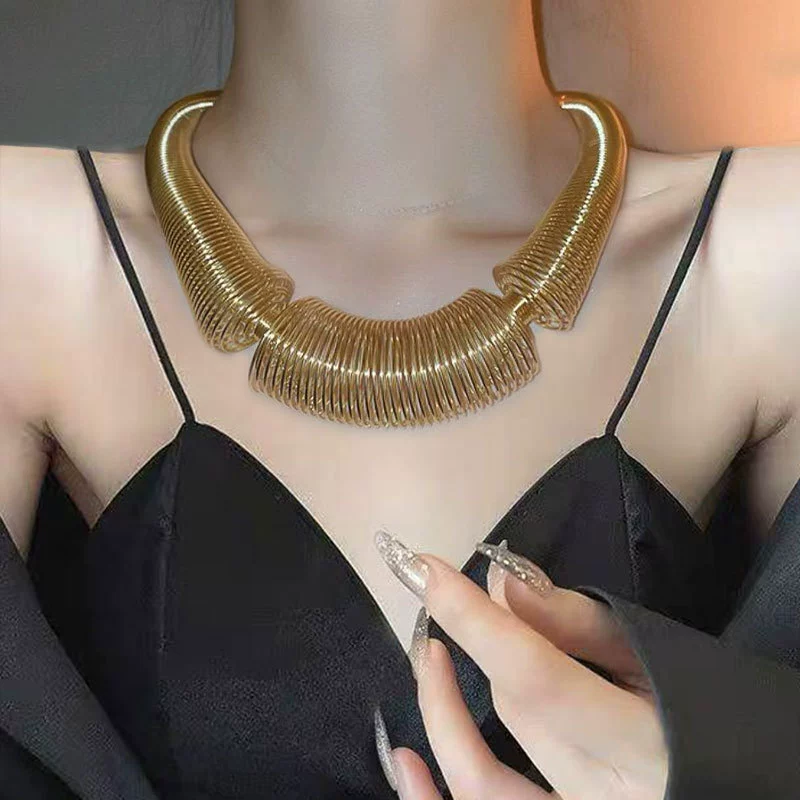 Трансграничные металлические пружинные ожерелья в Европе и Америке преувеличенные индивидуальность дизайн цепочка ключицы модный темперамент высокого уровня чувство шеи женщины
