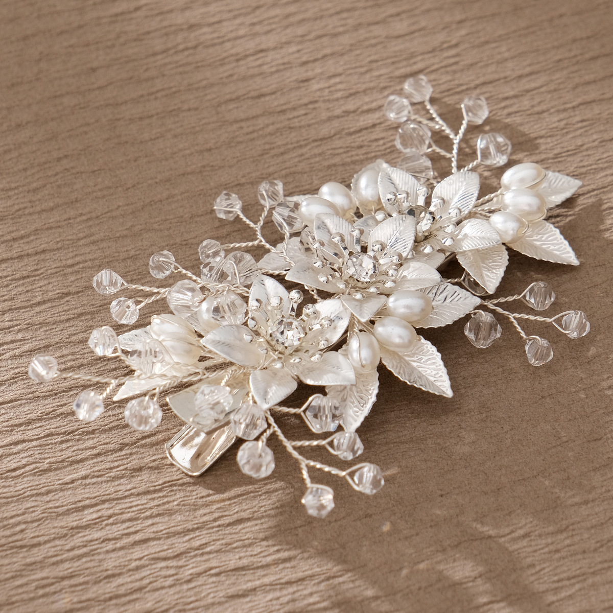 クロスボーダー热い贩売花嫁アクセサリーハンドメイドパールメタル花ヘアクリップ夏森系高级感カモ口クリップ