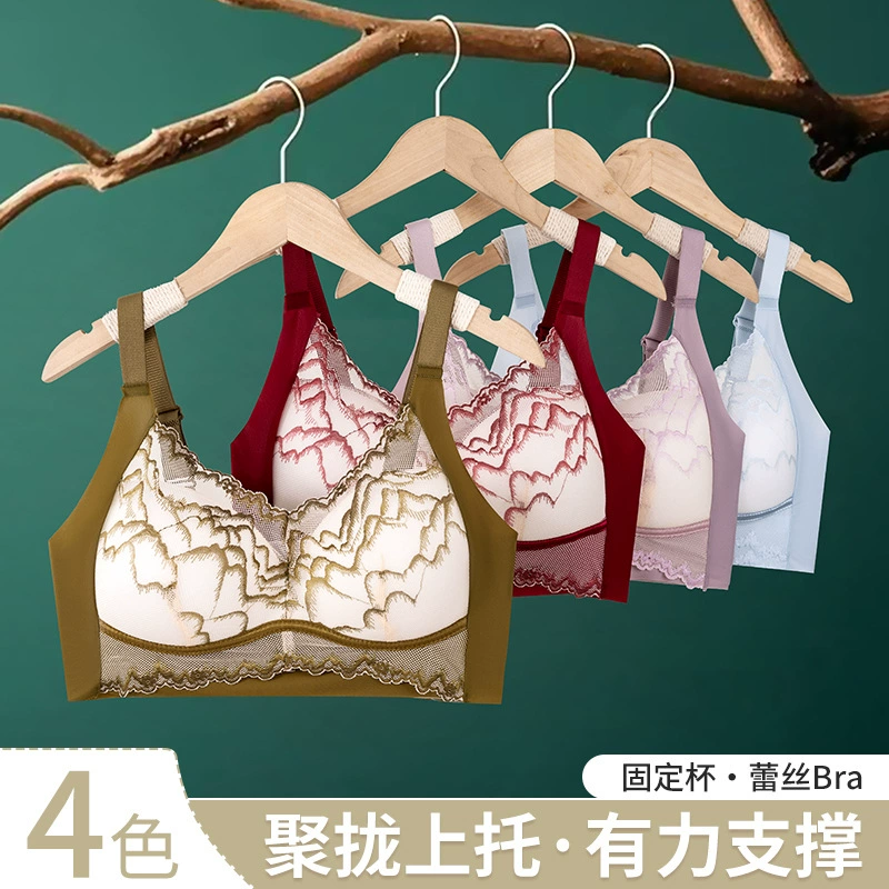 Трансграничные девушки собираются с маленькими сундуками