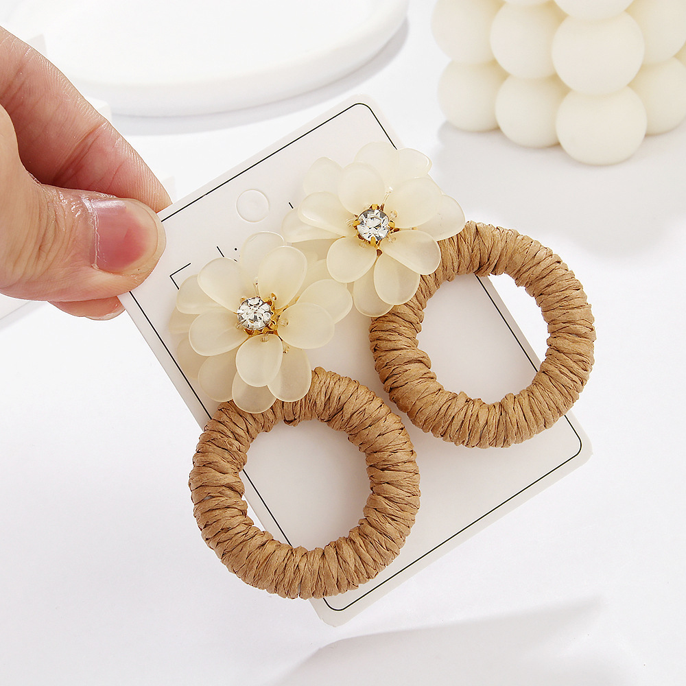 다크 브라운 아크릴 꽃 라피아 귀걸이