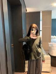 コントラストカラーストライプ起毛ミッドレングス長袖Tシャツボトリングシャツ女性用2024新しい冬ルーズデザイントップ