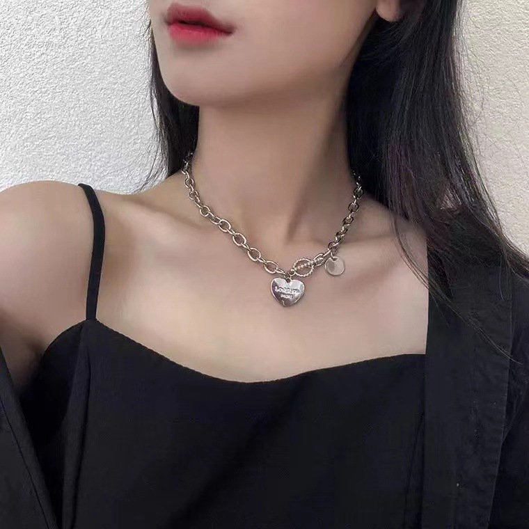 하트 모양의 영어 목걸이