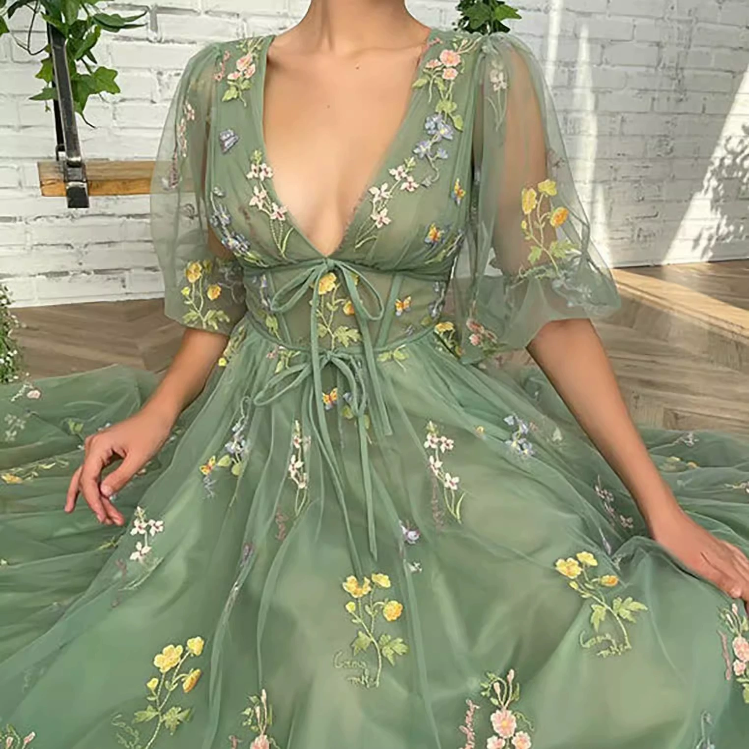 Зеленая дизайнерская юбка, для импорта, V-образный вырез, с вышивкой, тренд сезона