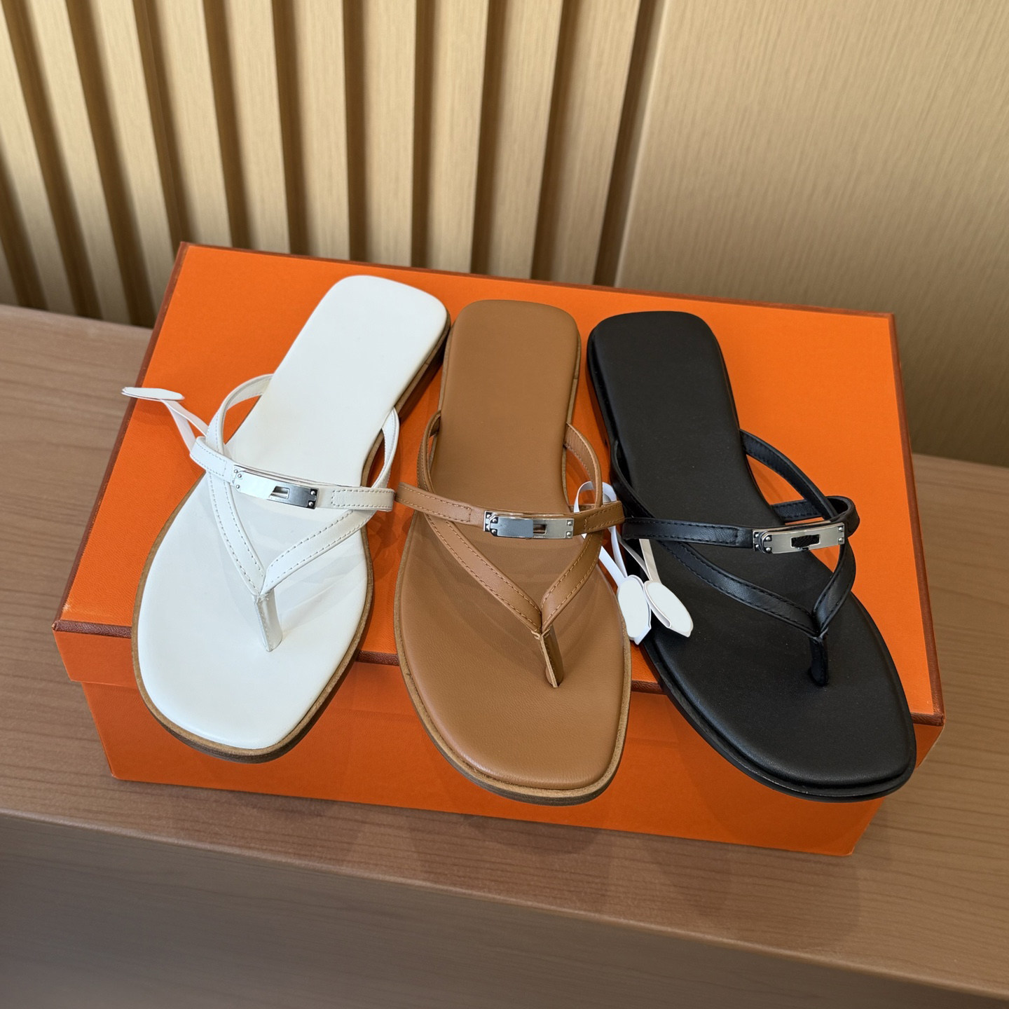 2026 Summer New Style Metal Buckle Thong Flip-Flops for Women, Casual Beach Vacation Sandals with One Strap